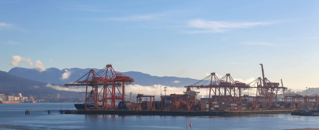 Porto de Vancouver, um dos principais centros de comércio marítimo do Canadá.