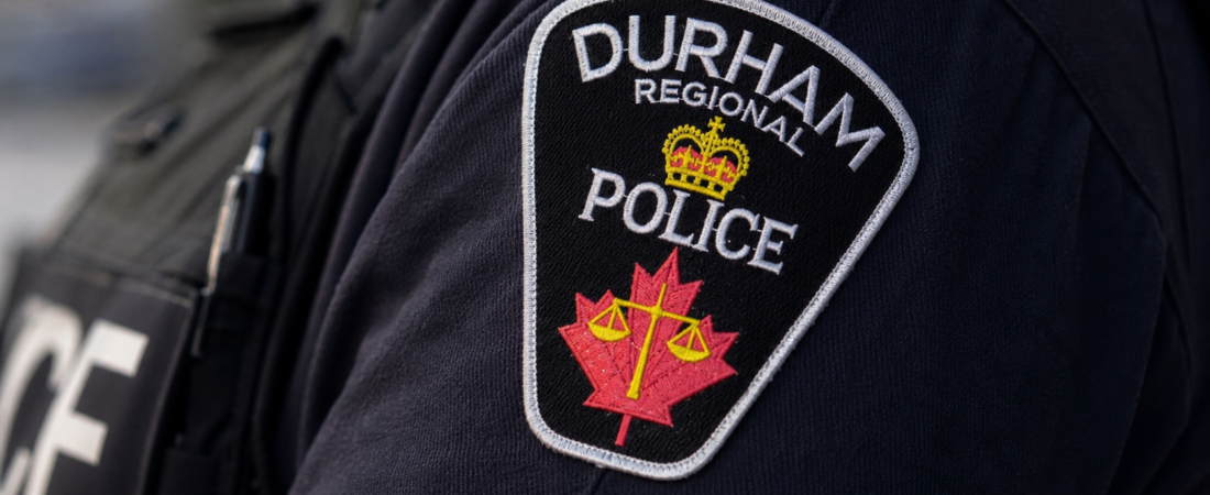 Distintivo da Durham Regional Police num uniforme.