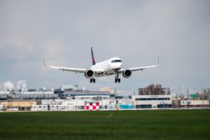 Ex-capitão da Air Canada acusado de fraude por alegadamente comandar mais de 900 voos sem licença obrigatória