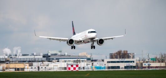 Ex-capitão da Air Canada acusado de fraude por alegadamente comandar mais de 900 voos sem licença obrigatória