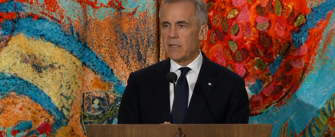 Mark Carney discursa atrás de um púlpito durante uma intervenção pública sobre o combate ao antissemitismo no Canadá.