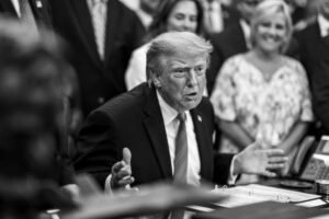 Trump ameaça não renovar acordo comercial com Canadá e México