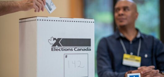 Liberais vencem as três eleições intercalares e reforçam maioria na Câmara dos Comuns