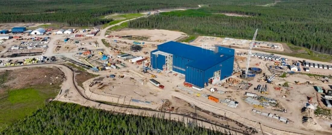 Vista aérea das instalações da mina de McIlvenna Bay, rodeadas por floresta, em Saskatchewan, Canadá.